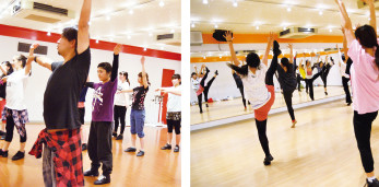 テーマパークダンスを高校3年間で習得できるのはダンス専門の高校 東京芸能学園高等部のテーマパークダンサーコースです。ディズニーでダンサーや演出として活躍する講師からテーマパークダンスに必要な基礎とテクニックが学べます